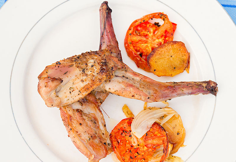 Coniglio con patate, pomodoro e cipolla